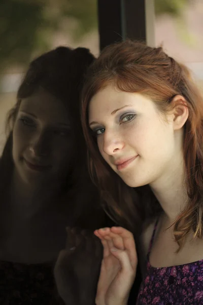 Jonge tiener meisje portret weergegeven in venster — Stockfoto