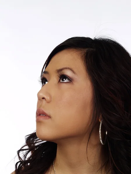Portret asian american kobieta patrząc w górę — Zdjęcie stockowe