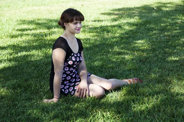 Young Caucasian Woman Sitting on Grass Shade — Stock Photo, Image