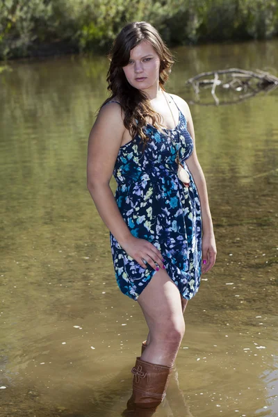 Llenita mujer caucásica vestido río al aire libre botas — Foto de Stock