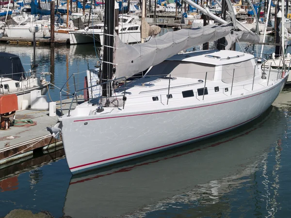 Zeilboot vastgebonden op dok in de jachthaven — Stockfoto