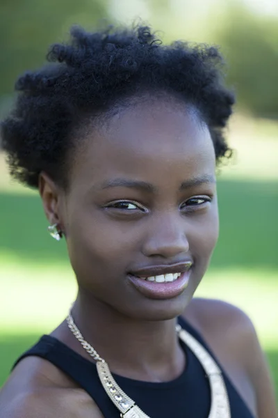 Afro-Amerikaanse tiener meisje buiten portret — Stockfoto