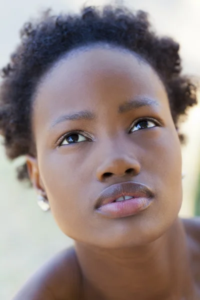 Utomhus närbild porträtt afroamerikanska tonårsflicka — Stockfoto
