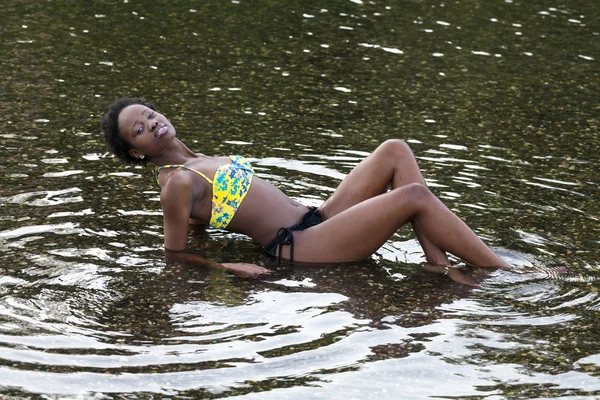 Fato de banho afro-americano adolescente menina rio Reclinando — Fotografia de Stock
