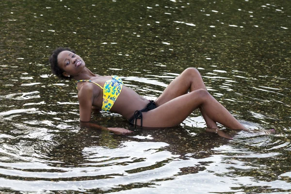 Traje de baño afroamericano adolescente chica río retroceso — Foto de Stock