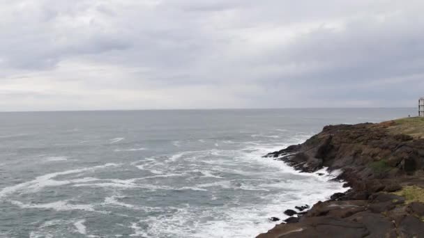 Tijdsverloop Van Lage Laag Bewolkte Wolken Oceaangolven Tegen Kust Van — Stockvideo