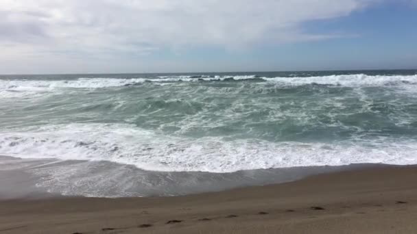 Handheld Low View Van Noord Californië Golven Het Strand Bewolkte — Stockvideo