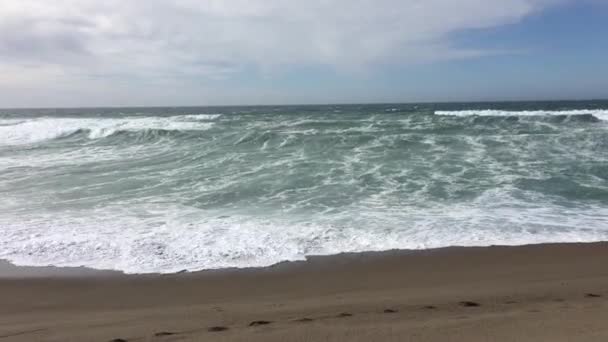 Kézzel Tartott Alacsony Kilátás Észak Kalifornia Hullámok Beach Cloudy Sky — Stock videók