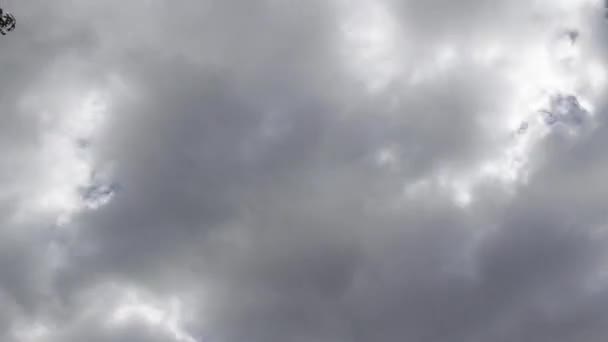 Time Lapse Clouds Cover Avec Aperçus Ciel Bleu Petit Patch — Video