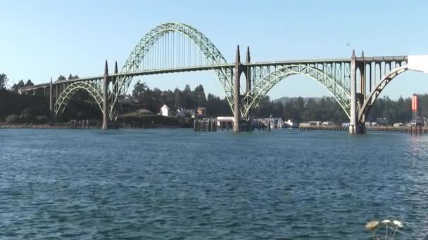 Traffic Yaquina Bay Bridge Newport Oregon Blue Sky Water — Stockvideo