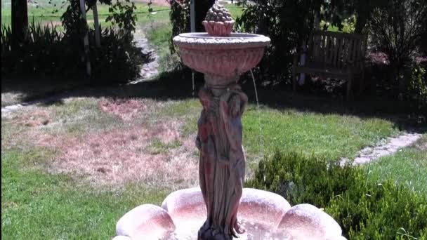 Fountain Two Lady Figures Small Garden Area Ashland Oregon — Wideo stockowe