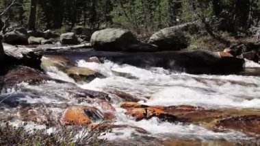 Merced Nehri akan akıntılar Kayaların üzerinden akıyor Yosemite Ulusal Parkı California