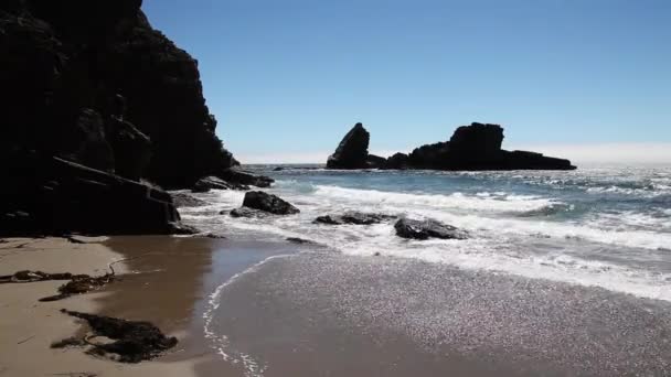 Κύματα Στην Παραλία Της Βόρειας Καλιφόρνιας Γαλάζιους Ουρανούς Και Βράχους — Αρχείο Βίντεο