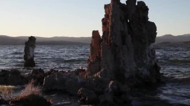 Kireçtaşı Tufa oluşumu Mono Gölü Dalgalar ve Mavi Gökyüzü Gündoğumu