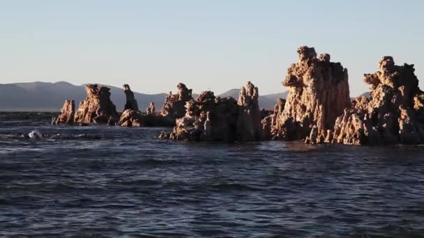 Mono Lake California Golven Kalksteen Tufa Formaties Blue Skies — Stockvideo