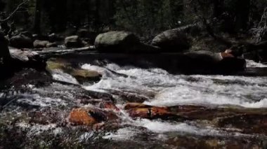 Merced Nehri Yosemite Beyaz Su Akıntısı Kayalıkların Üzerinden Akıyor
