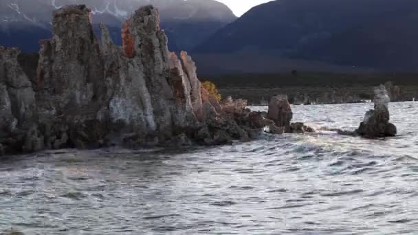 Limestone Tufa Σχηματισμό Mono Λίμνη Κύματα Καλιφόρνια — Αρχείο Βίντεο