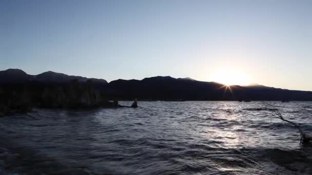 Mono Lake California Waves Limestone Tufa Formations Mountains Sunset — стокове відео
