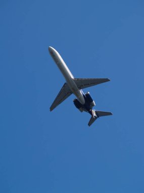 Kalkıştan kısa bir süre sonra Mavi Gök Altında Ticari Jet Uçağı