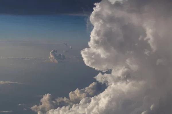Gökyüzünün Mavi Olduğunu Gösteren Uçağın Penceresinden Geniş Cumulus Bulutlarının Görüntüsü — Stok fotoğraf