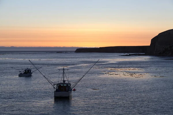 有陆地和云彩的两艘渔船在日落时分在卡利丰利亚湾 — 图库照片