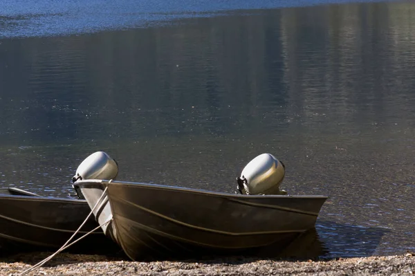 Två Uthyrning Aluminium Fiskebåtar Med Utombordsmotorer Bundna Till Stranden Sjön — Stockfoto