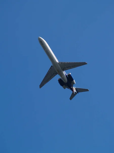 Aviões Comerciais Jet Underside Blue Sky Logo Após Decolagem Escalada — Fotografia de Stock