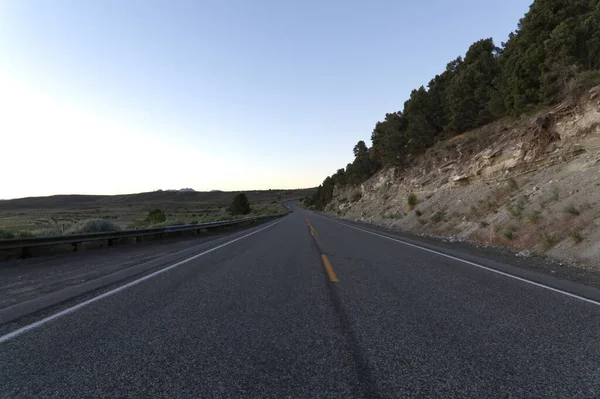 Two Lane Road Rural Eastern California Landscape Blue Sky Green — Stock Photo, Image