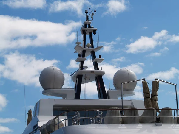 Radar Tower Pokłady Zabezpieczone Porcie Przed Błękitnym Niebem Chmurami — Zdjęcie stockowe