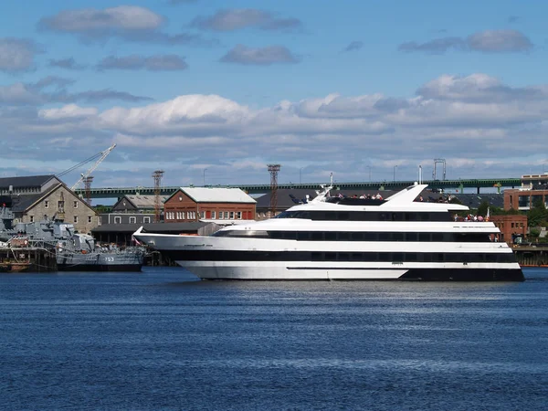 Barco Turístico Grande Acercándose Parque Nacional Boston Charlestown Navy Yard — Foto de Stock