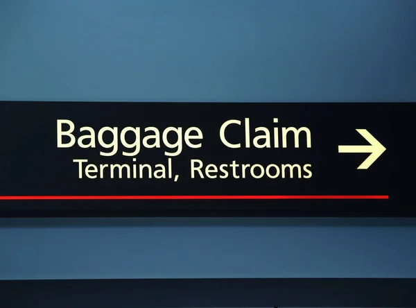 Znak Lotniska Wskazujący Drogę Odbioru Bagażu Terminal Toalety Niebieskim Tle — Zdjęcie stockowe