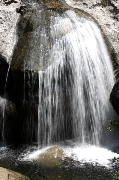 Cascada Agua Sobre Rocas Cascada Pequeña Parque Nacional Yosemite California —  Fotos de Stock