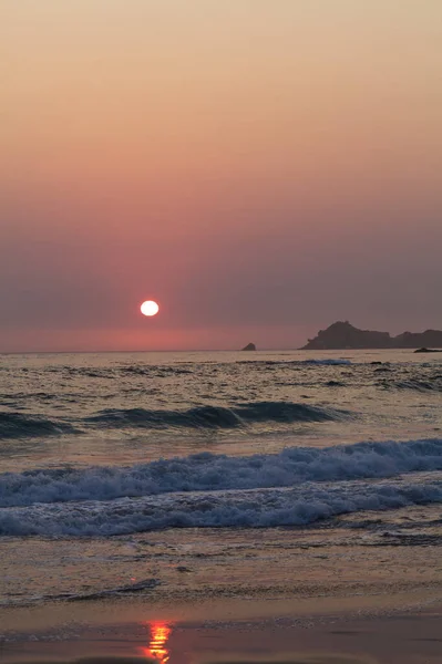 日落时分 北加州灰蒙蒙的海滩 岩石波涛汹涌 乌云密布 — 图库照片