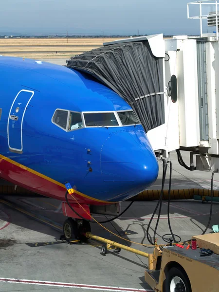 Havaalanındaki Mavi Kırmızı Ticari Jet Uçak Kokpiti Yolcuları Indirmek Yüklemek — Stok fotoğraf