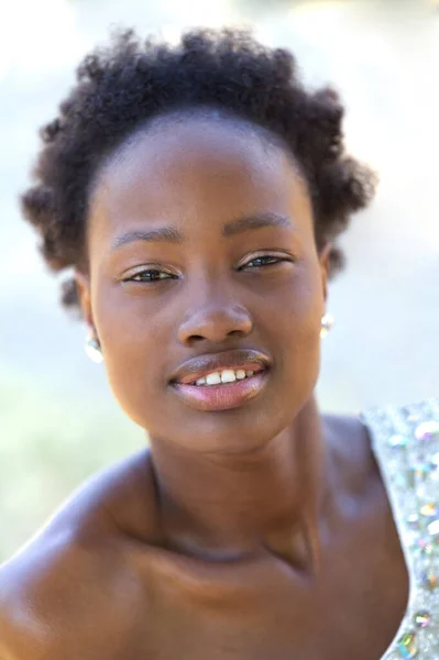 スリム魅力的なアフリカ系アメリカ人のティーン女性の肖像屋外でオフショルダードレス — ストック写真