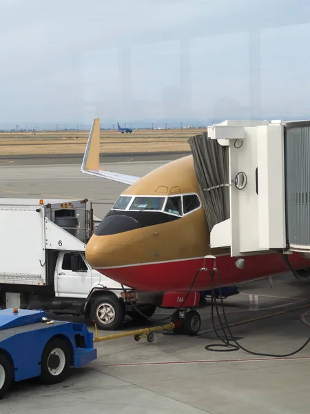 空港でサポート車両を備えた航空機の鼻継続的なサービスの準備 — ストック写真