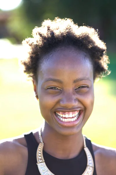 Retrato Livre Mulher Afro Americana Atraente Com Grande Sorriso — Fotografia de Stock