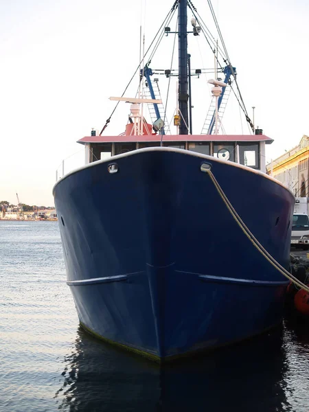 Prow Blue Hull Barco Pesca Atado Muelle Boston Massachusetts — Foto de Stock