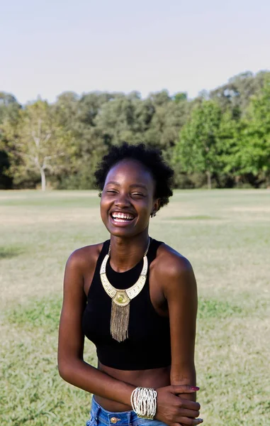 Livre Retrato Atraente Afro Americano Adolescente Mulher Com Grande Sorriso — Fotografia de Stock