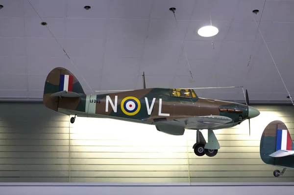 美国科罗拉多州丹佛 2011年10月2日 第二次世界大战战斗机从丹佛机场天花板吊起 — 图库照片