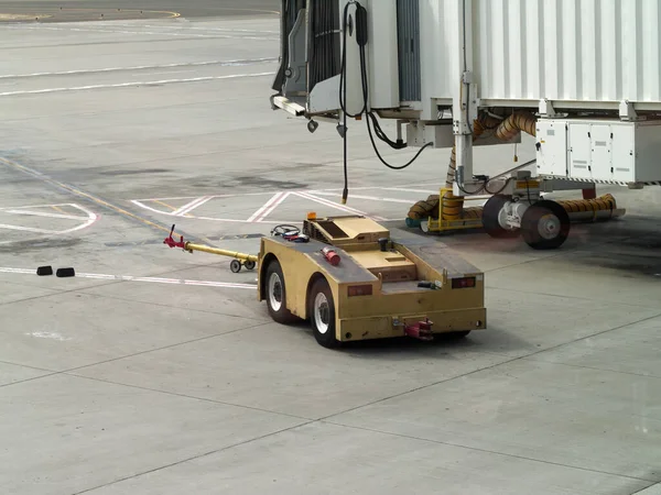 Destek Aracı Yolcu Köprüsü Havaalanında Uçak Bekliyor — Stok fotoğraf