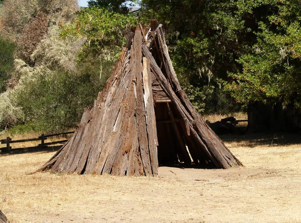 Miwok Native American Redwood Bark Hut Rekreation Exhibit Point Reyes — Stockfoto