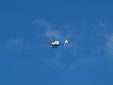 Boston, Massachusetts, ABD - 7 Eylül 2008: Mavi Gökyüzünde Beyaz Perili Bulutlarla Uçan Tıbbi Helikopter