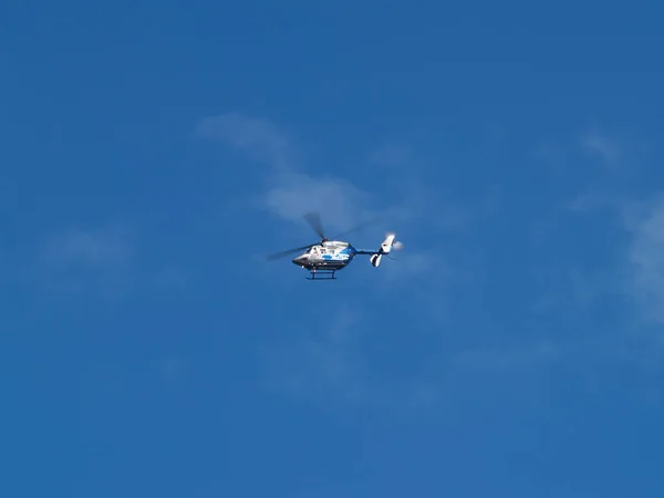美国马萨诸塞州波士顿 2008年9月7日 医疗直升机在蓝天白云中飞行 免版税图库图片