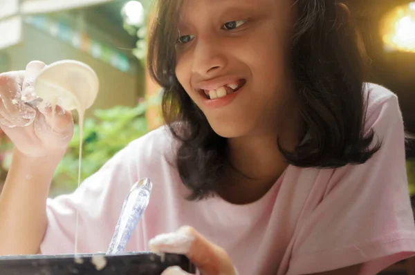 Sudeste Asiático Adolescente Menina Divertindo Fazendo Massa Farinha Aprendendo Cozinhar — Fotografia de Stock