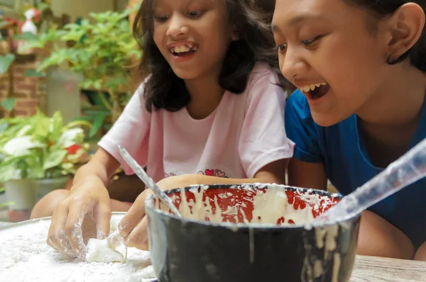 两名东南亚少女在一起玩乐 在家学面团做饭 — 图库照片