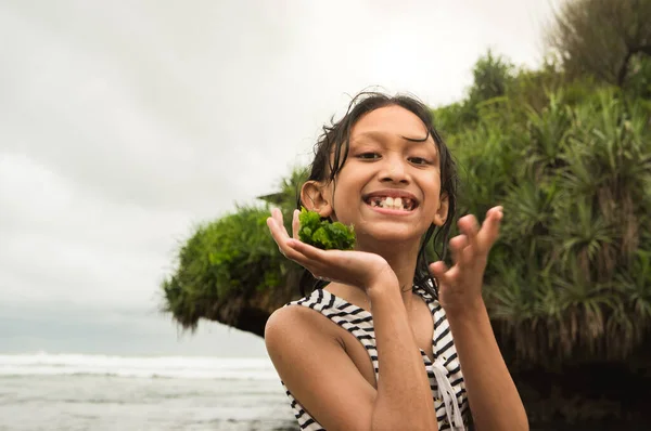 Ευτυχισμένο Κοκαλιάρικο Κορίτσι Της Νοτιοανατολικής Ασίας Που Διασκεδάζει Στην Παραλία — Φωτογραφία Αρχείου