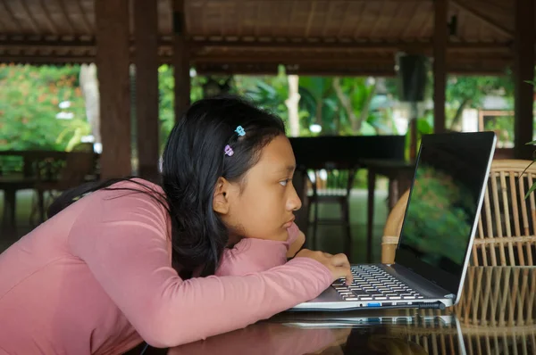 Jihovýchodní Asijské Dospívající Školačka Smutně Při Pohledu Obrazovce Notebooku Zatímco — Stock fotografie
