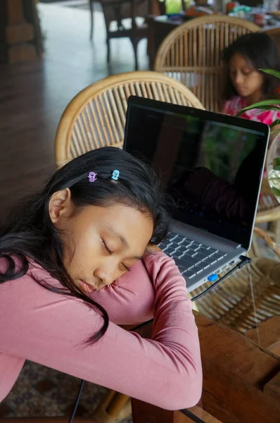Southeast Asian Teenage Girl Feeling Sleepy While Having Online Classroom — Stock Photo, Image
