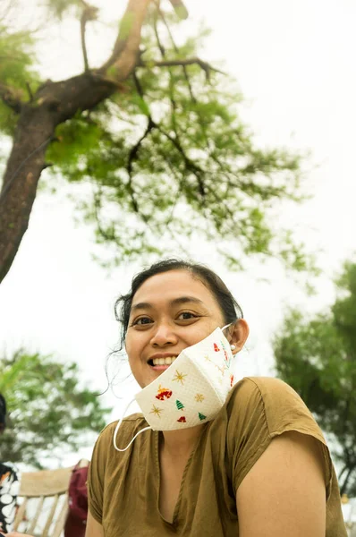 Happy Southeast Asian Adult Mature Tourist Woman Face Mask Smiling — Stock Photo, Image